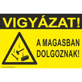 A magasban dolgoznak