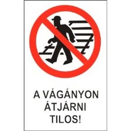 A vágányon átjárni tilos!