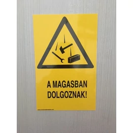 A magasban dolgoznak