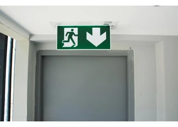 Menekülési útvonal  jelölése a gyakorlatban